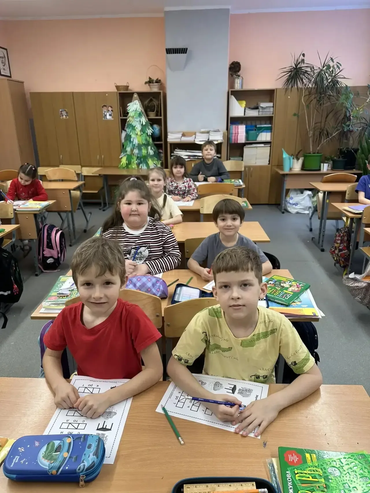 Будущие первоклассники 🎒  Ребята-дошкольники делают первые уверенные шаги к школьной жизни, и мы с р