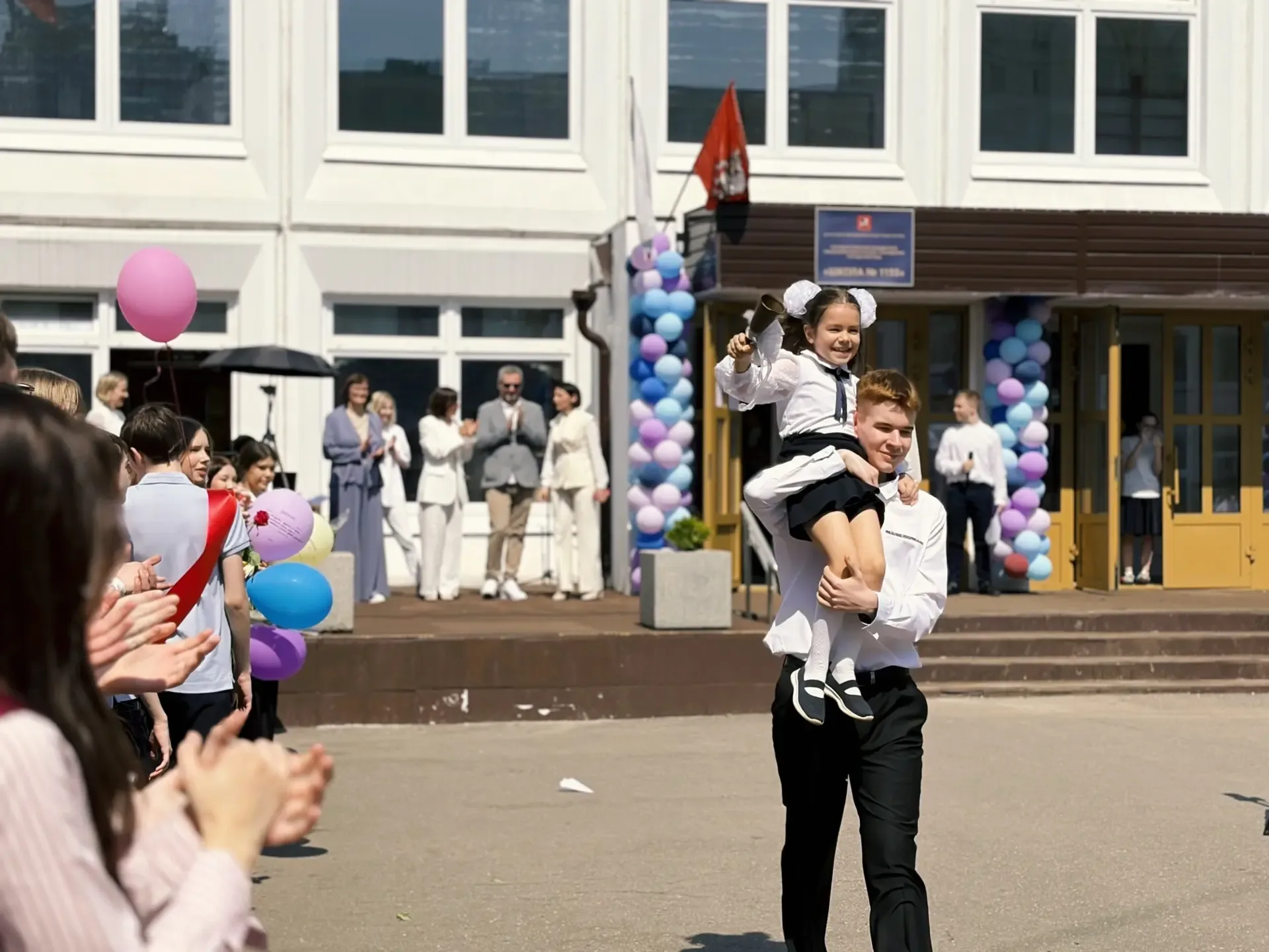 Последний звонок 🛎️  Часть 1  🥹Сегодня в нашей школе прозвенел главный, трогательный и такой торжест
