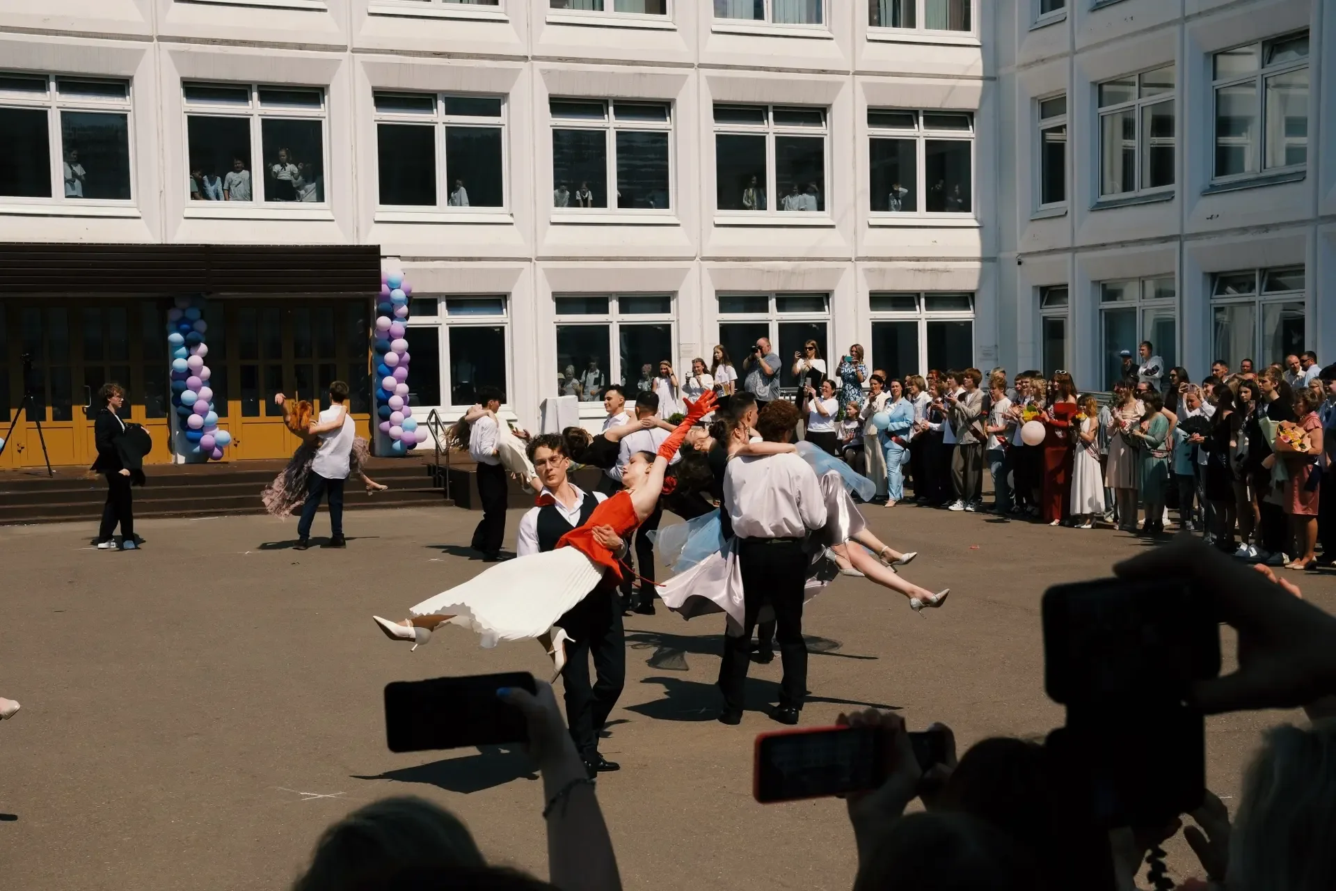 Последний звонок 🛎️  Часть 2   🥹Сегодня в нашей школе прозвенел главный, трогательный и такой торжес