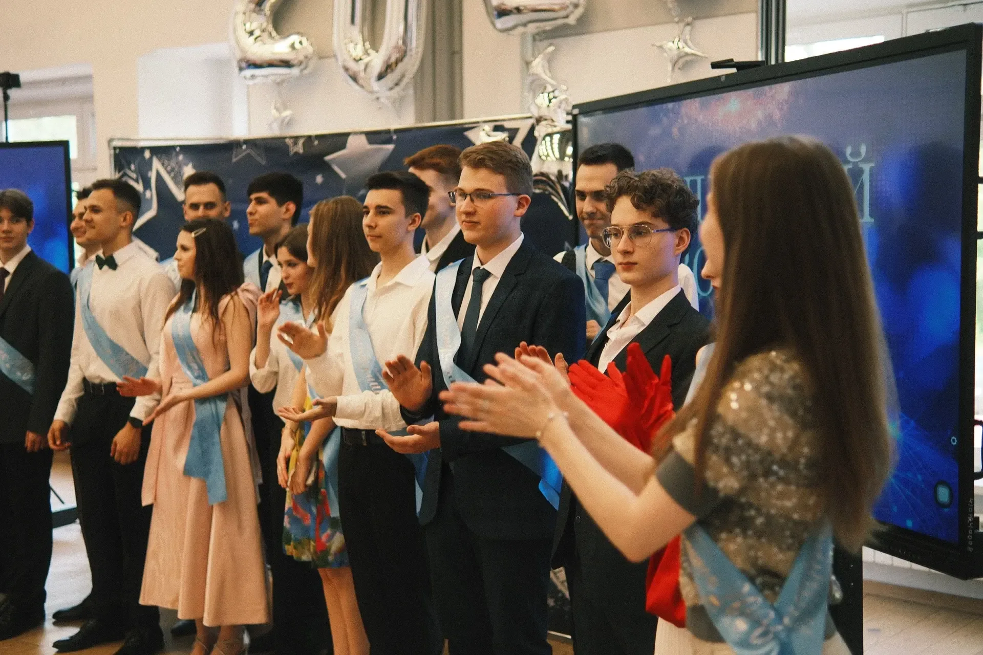 Последний звонок 🛎️  Часть 2   🥹Сегодня в нашей школе прозвенел главный, трогательный и такой торжес