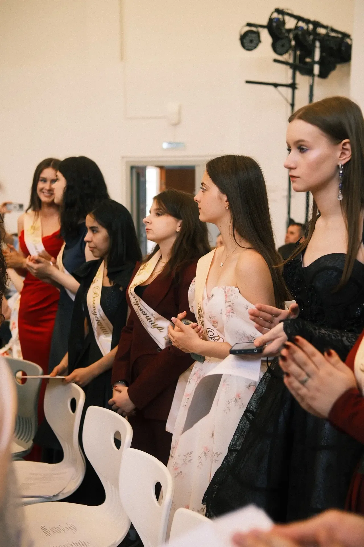 Последний звонок 🛎️  Часть 2   🥹Сегодня в нашей школе прозвенел главный, трогательный и такой торжес