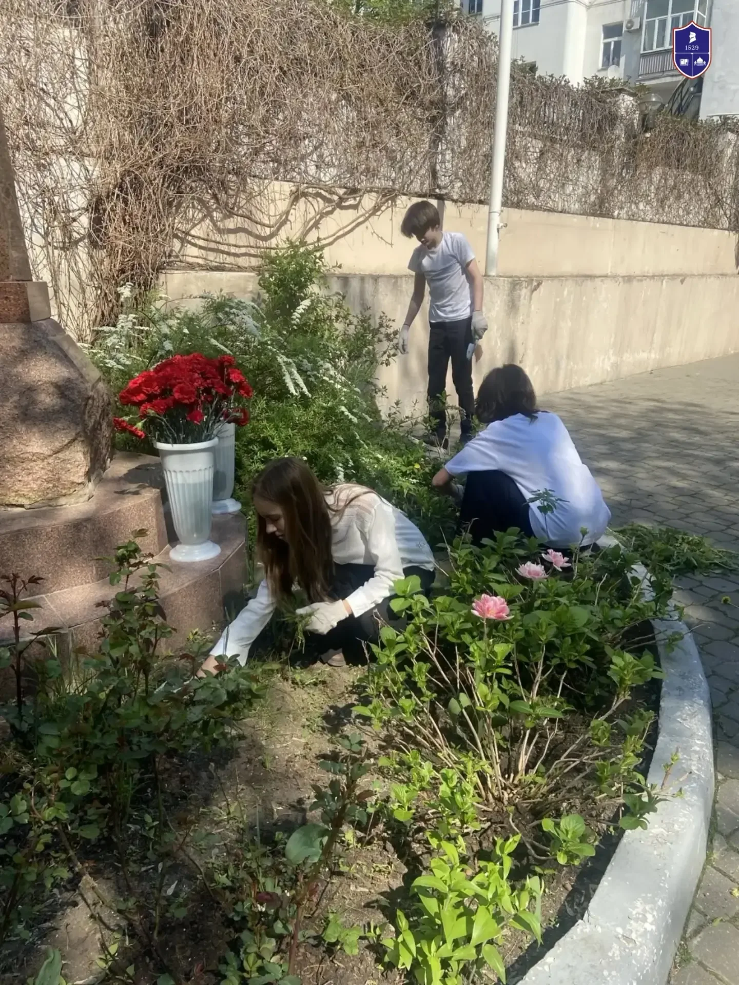 Создаем весеннее настроение 🌸  Корпус в Обыденском переулке — это не просто стены и парты. Это наш о