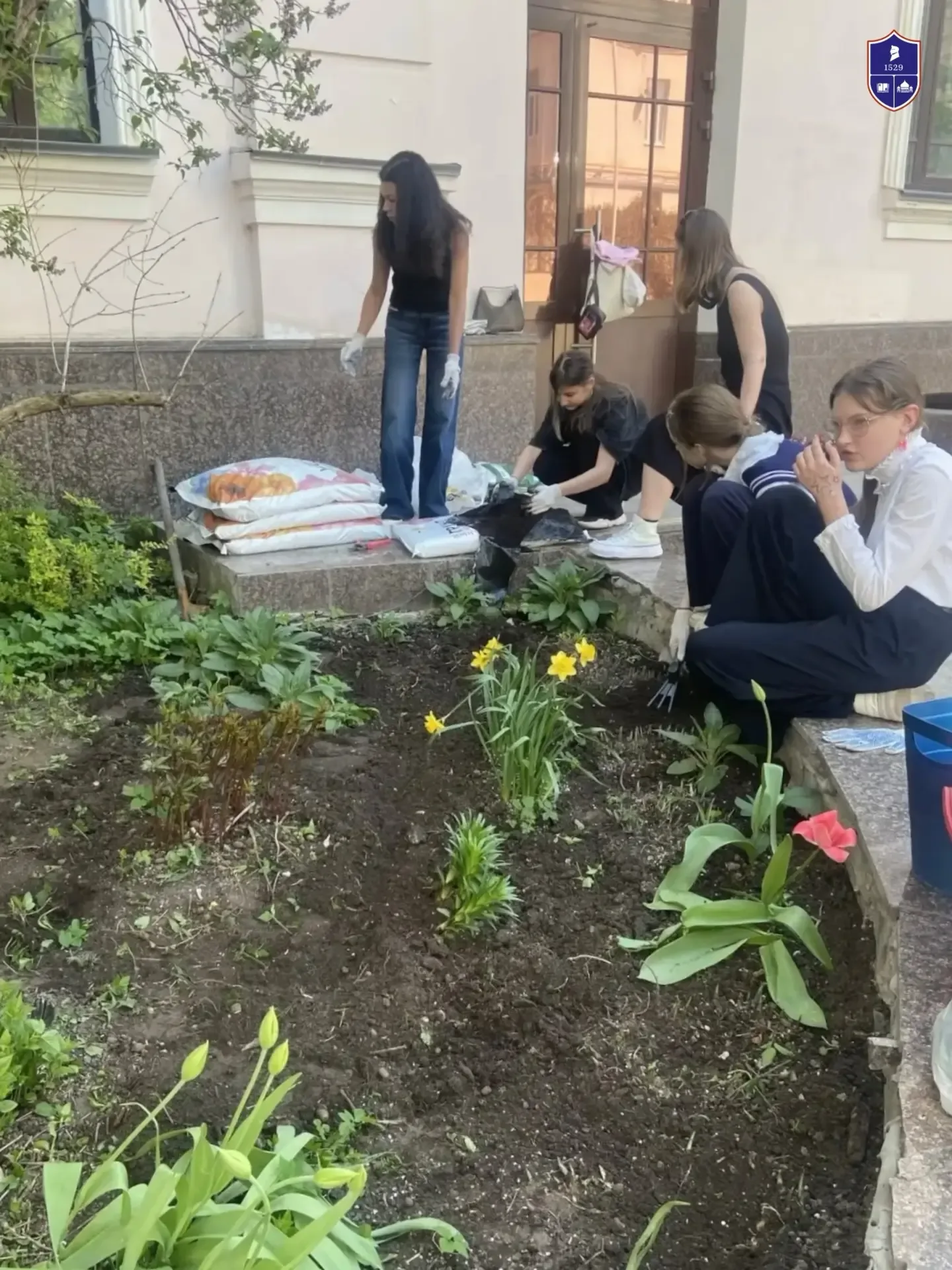 Создаем весеннее настроение 🌸  Корпус в Обыденском переулке — это не просто стены и парты. Это наш о