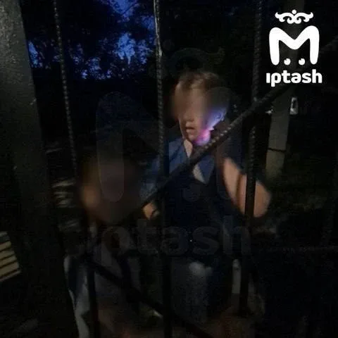 😳 Бабушка с внучкой 2,5 часа не могли выбраться из пенсионного фонда в Казани  Необычная история про