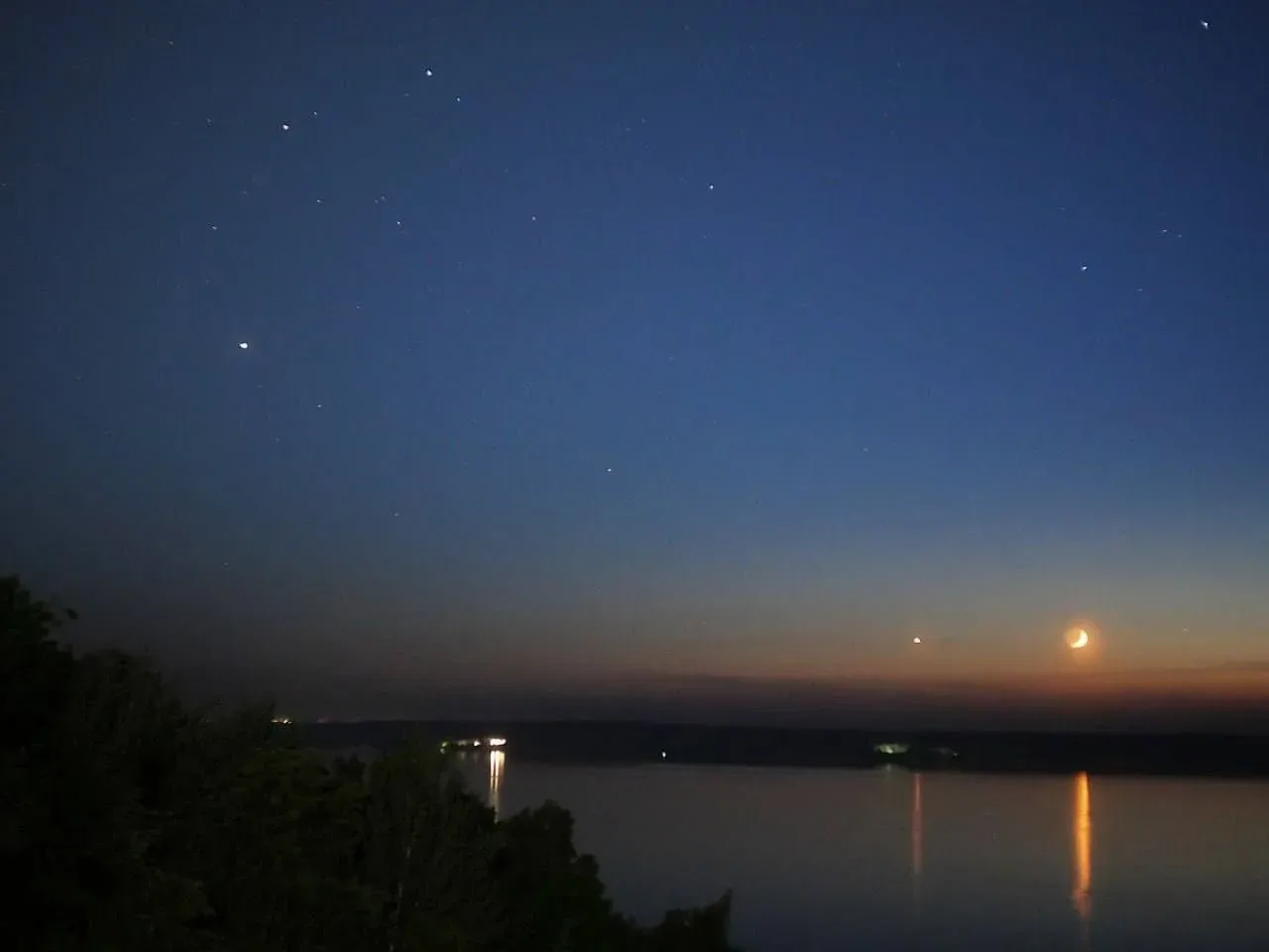 🌙✨ Редкое небесное явление заметили над Россией — Луна, Юпитер и Венера выстроились в ряд  Жители ра