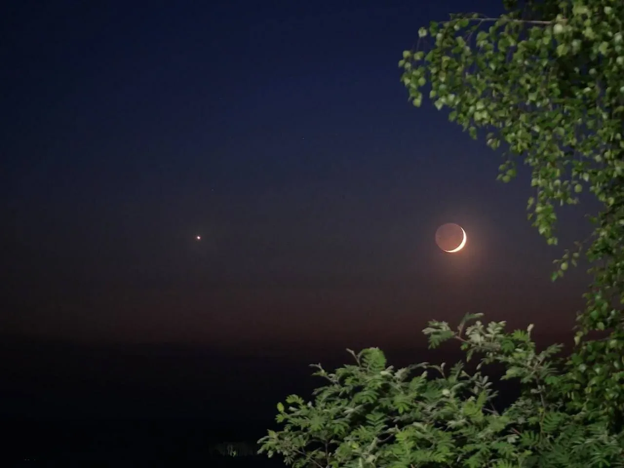 🌙✨ Редкое небесное явление заметили над Россией — Луна, Юпитер и Венера выстроились в ряд  Жители ра