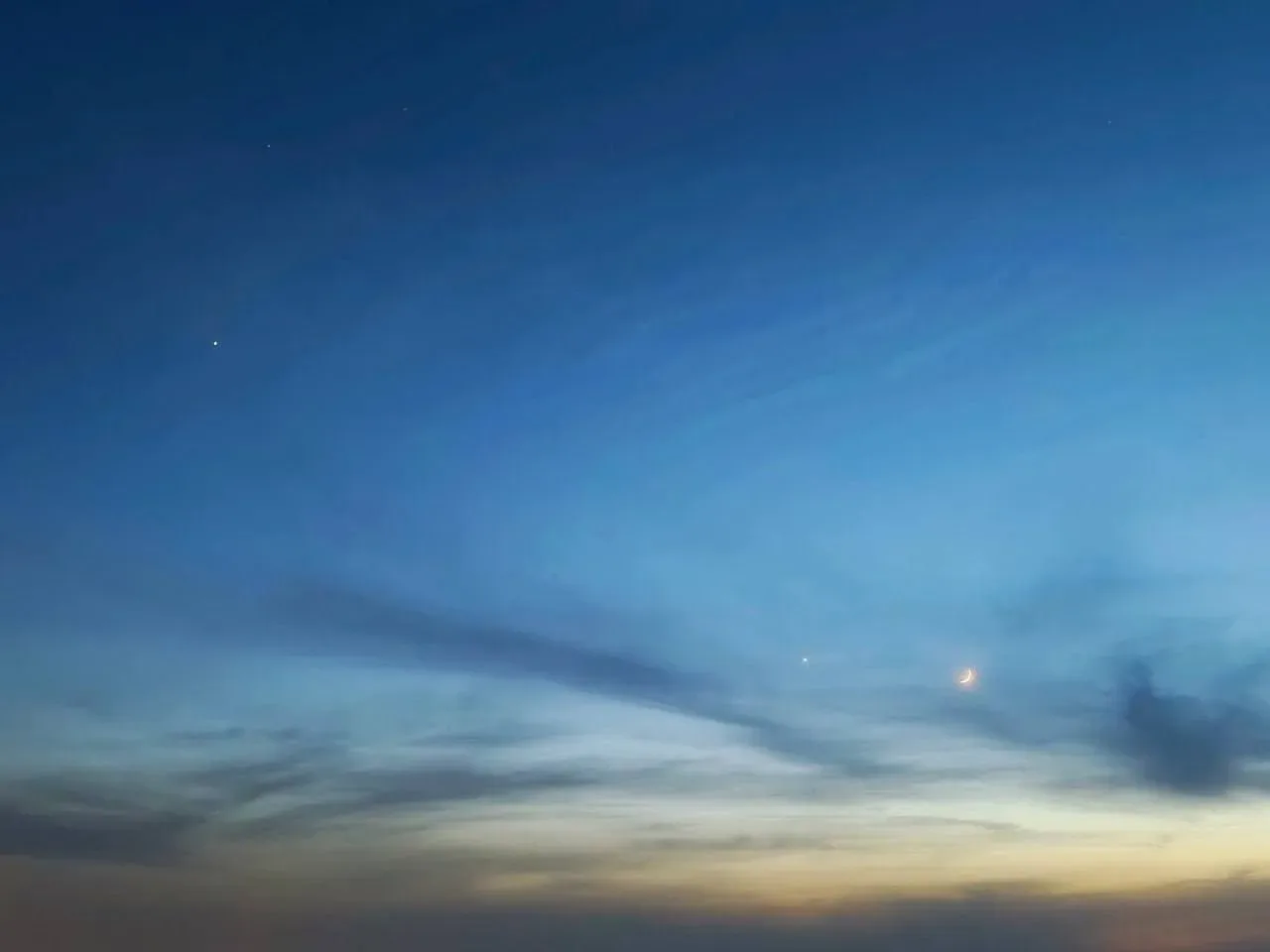 🌙✨ Редкое небесное явление заметили над Россией — Луна, Юпитер и Венера выстроились в ряд  Жители ра