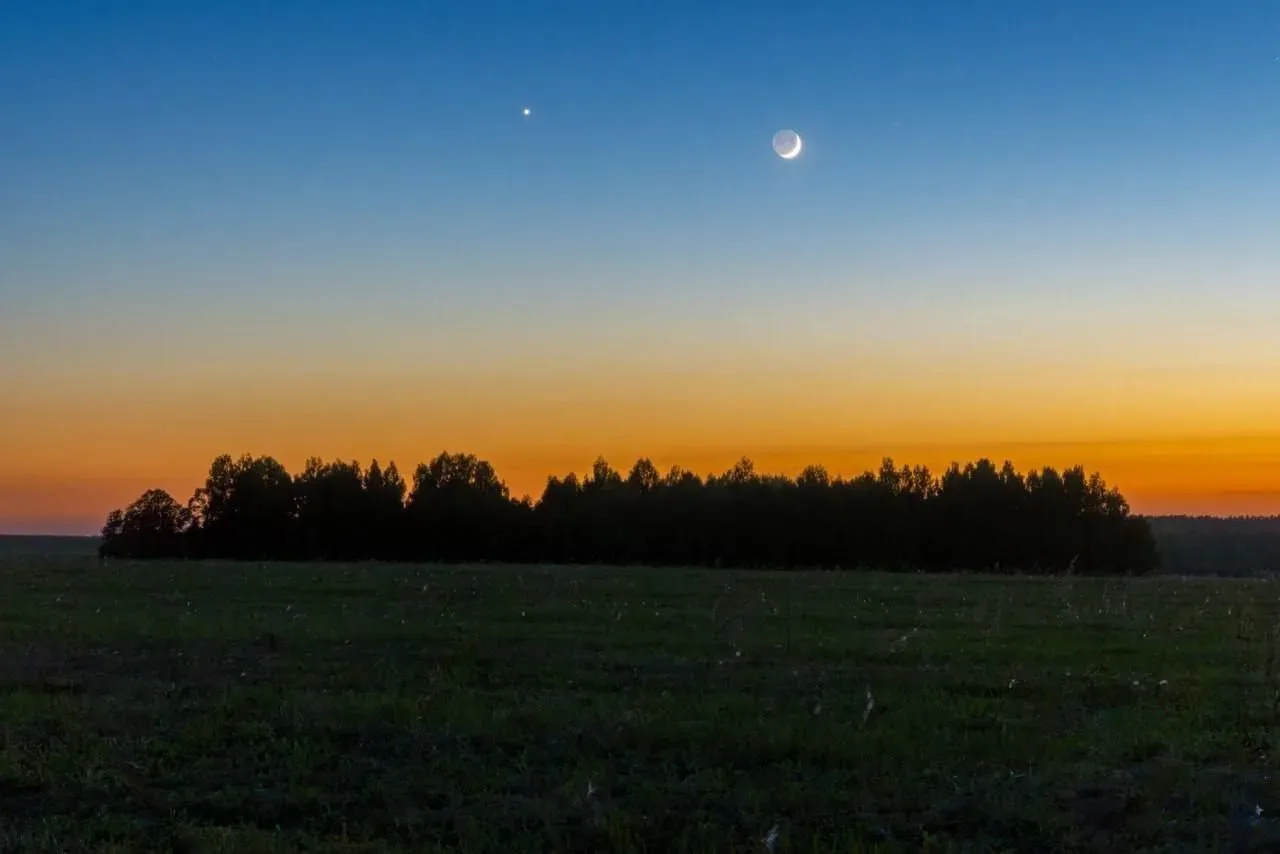 🌙✨ Редкое небесное явление заметили над Россией — Луна, Юпитер и Венера выстроились в ряд  Жители ра