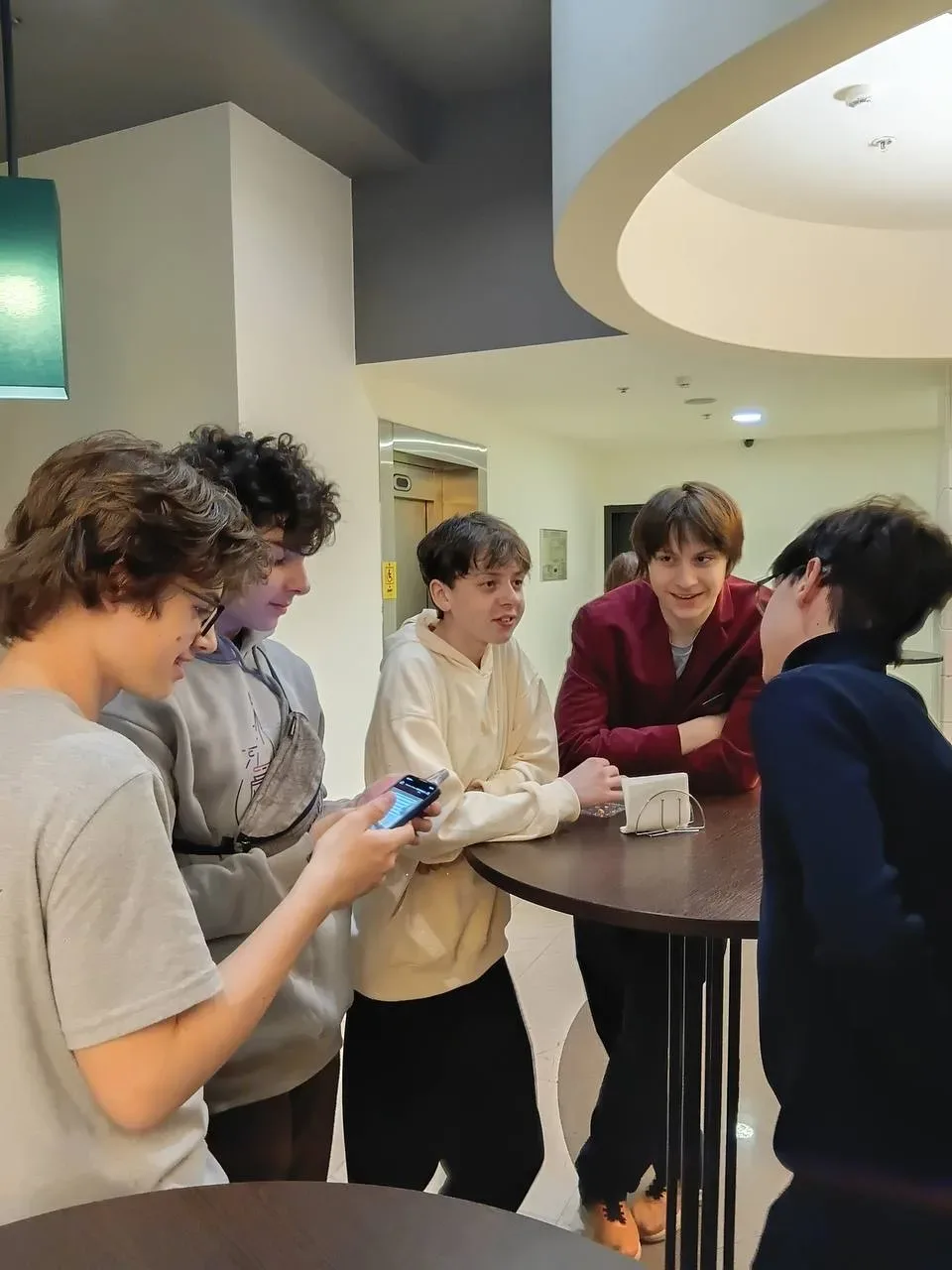🎭 Поход в театр   🙌🏻 Ученики 8 «М» класса посетили спектакль «Теркин» в знаменитой Мастерской Петра 