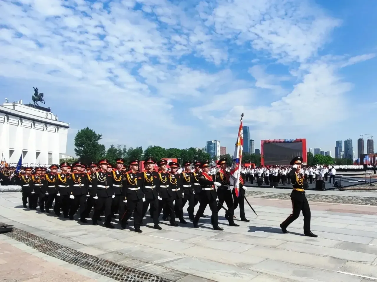 🎖️На Поклонной горе прошёл традиционный Парад кадет.  🙌🏻 Кадеты нашей школы (8, 9 и 10 классы) приня