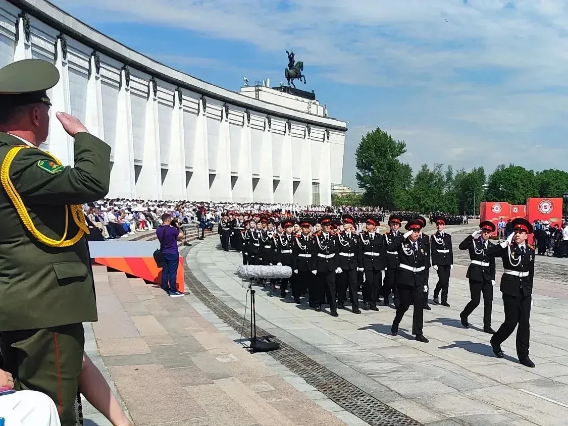 🎖️На Поклонной горе прошёл традиционный Парад кадет.  🙌🏻 Кадеты нашей школы (8, 9 и 10 классы) приня