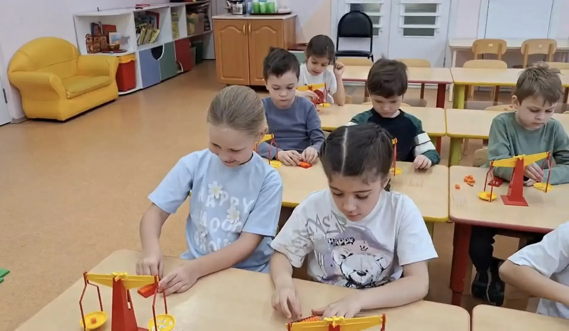 От пластинки до гирьки: как дошколята осваивали науку измерения! 🌟  🙌🏻 В дошкольном отделении №2 в п