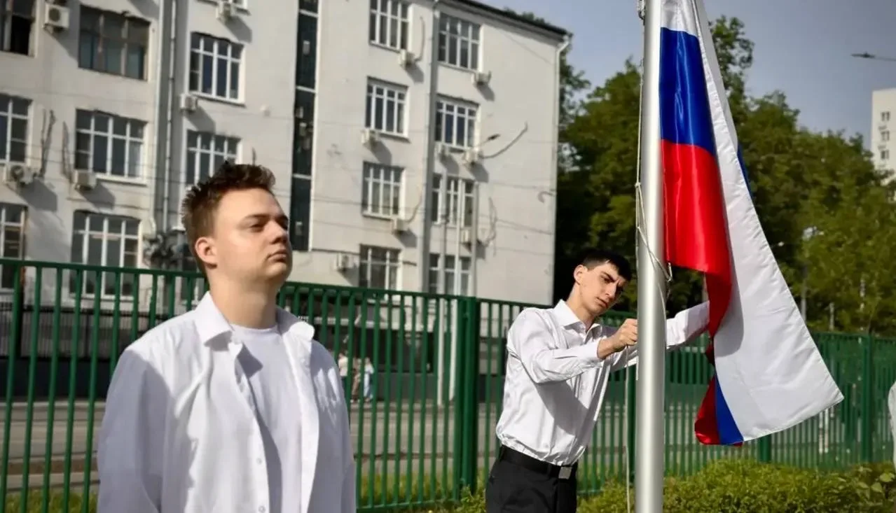 👋 Доброе утро, школа! Новую неделю мы традиционно начали с поднятия флага и «Разговоров о важном»  ❔