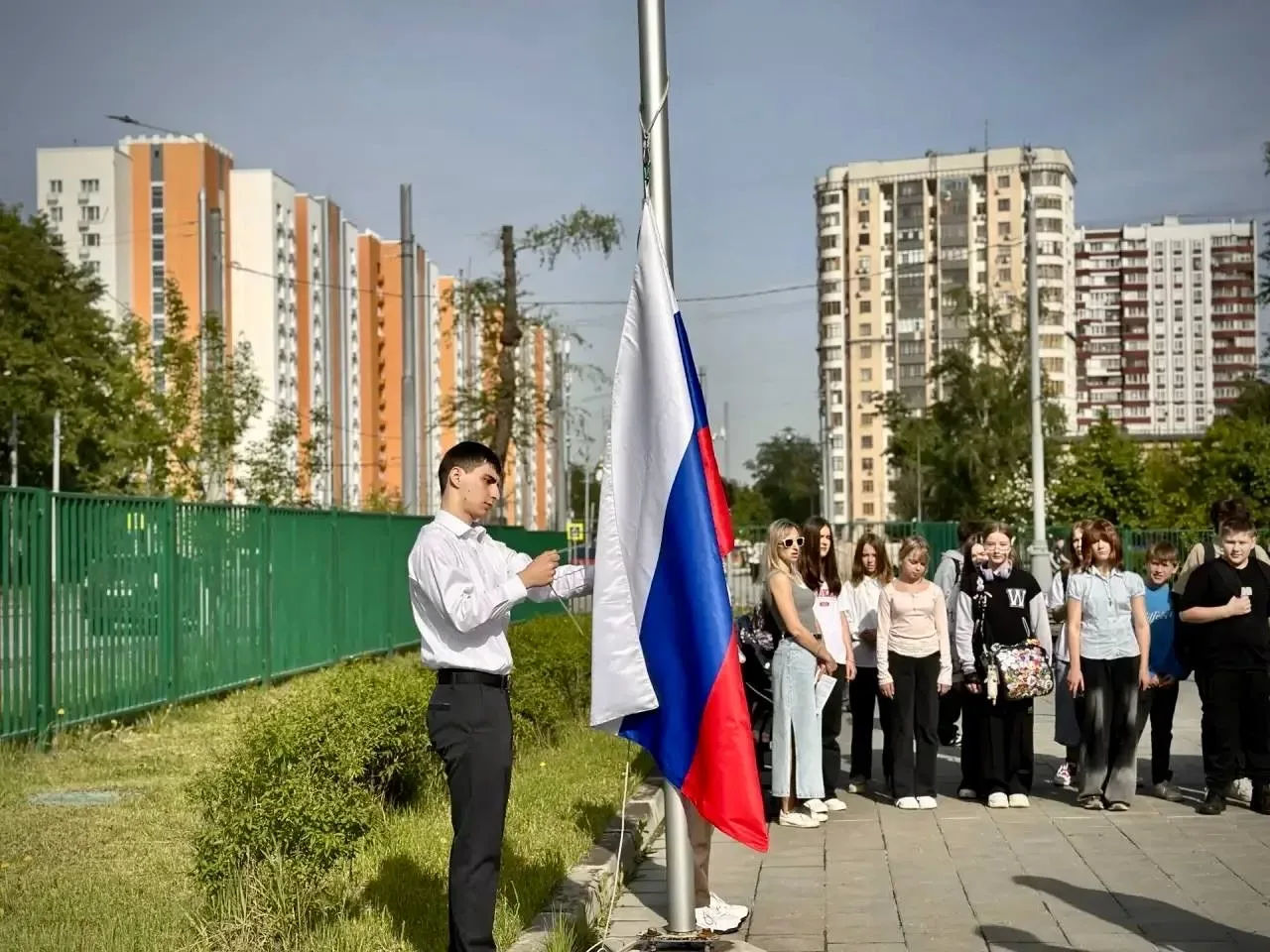 👋 Доброе утро, школа! Новую неделю мы традиционно начали с поднятия флага и «Разговоров о важном»  ❔