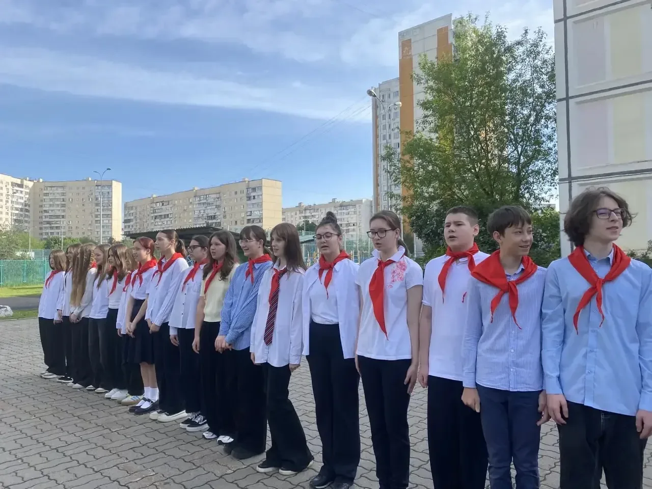 Началась заключительная учебная неделя!   🇷🇺 По традиции её открывают торжественная церемония поднят