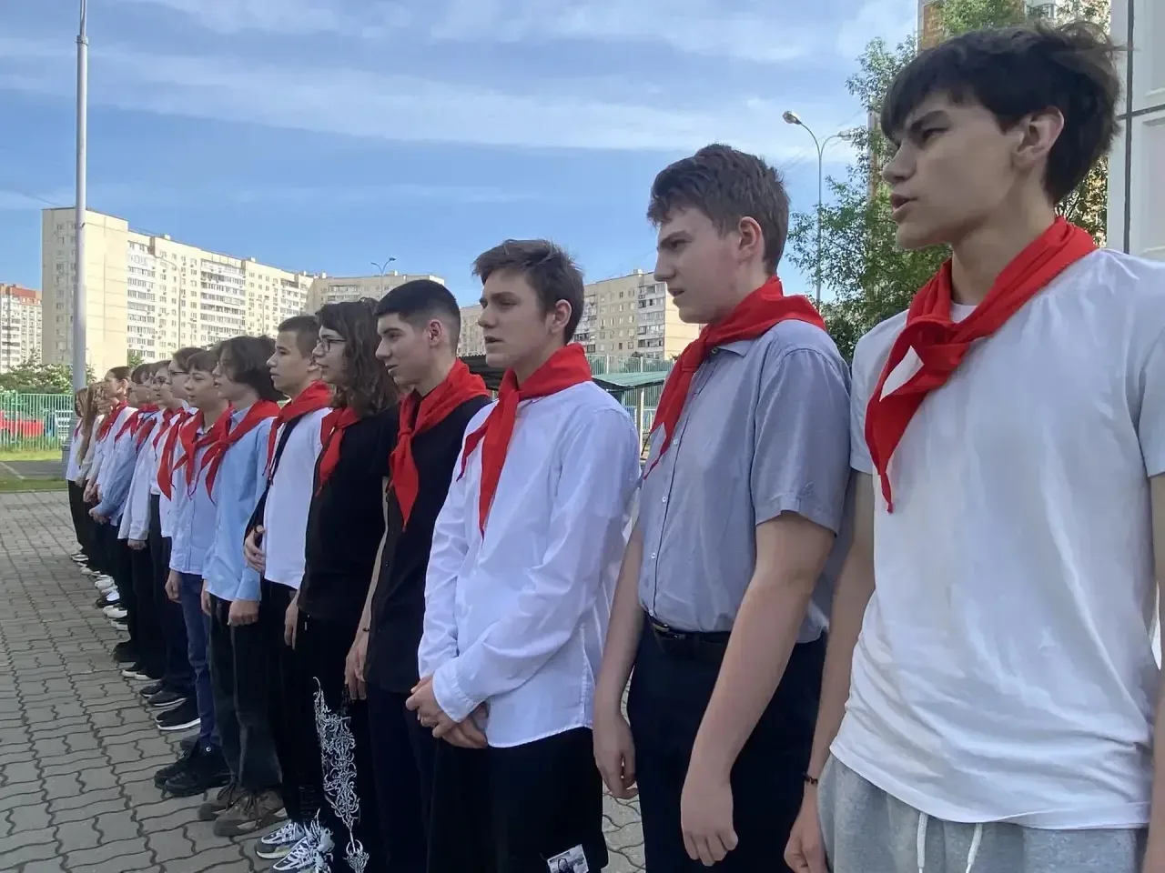 Началась заключительная учебная неделя!   🇷🇺 По традиции её открывают торжественная церемония поднят
