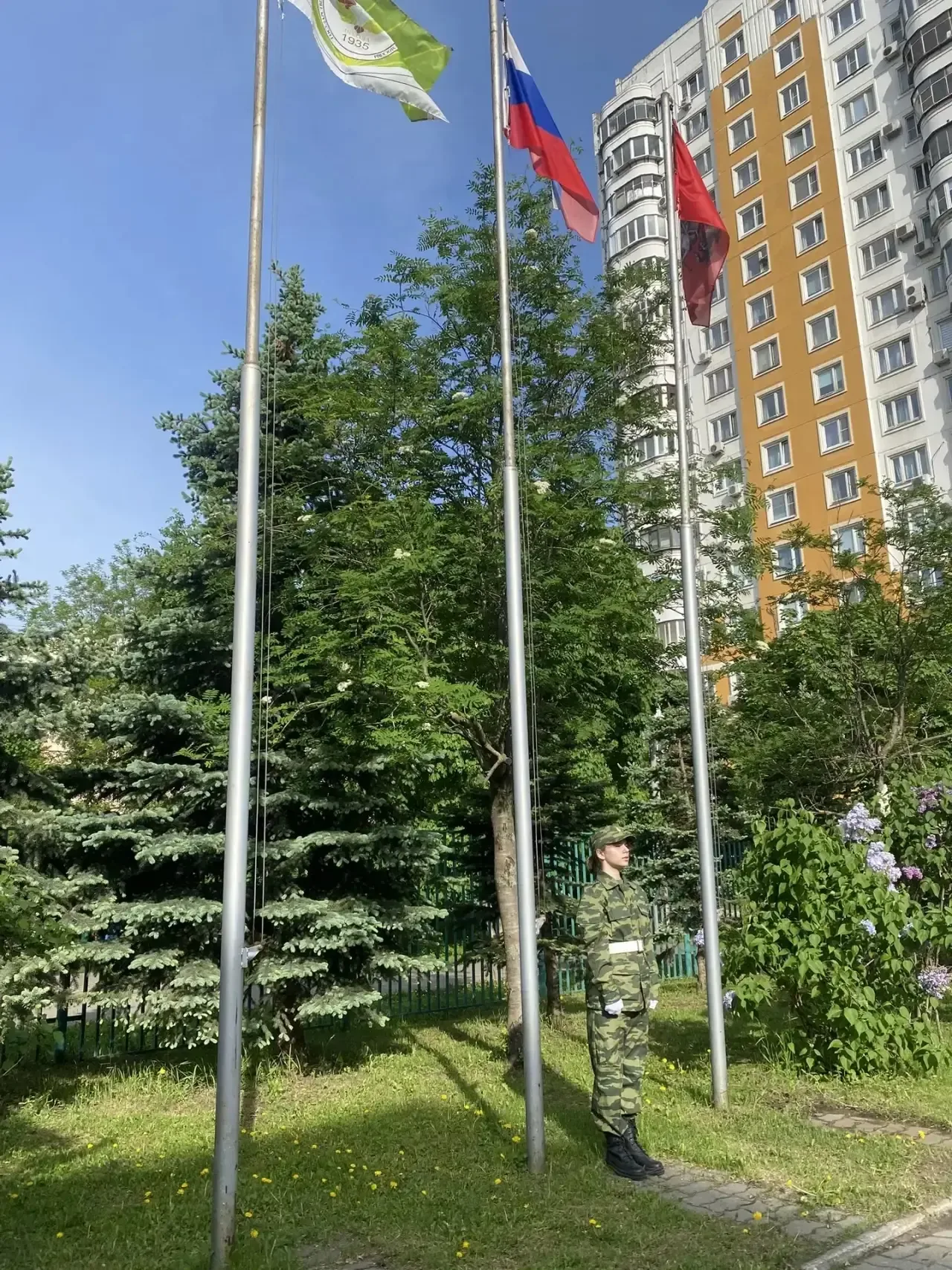 Началась заключительная учебная неделя!   🇷🇺 По традиции её открывают торжественная церемония поднят