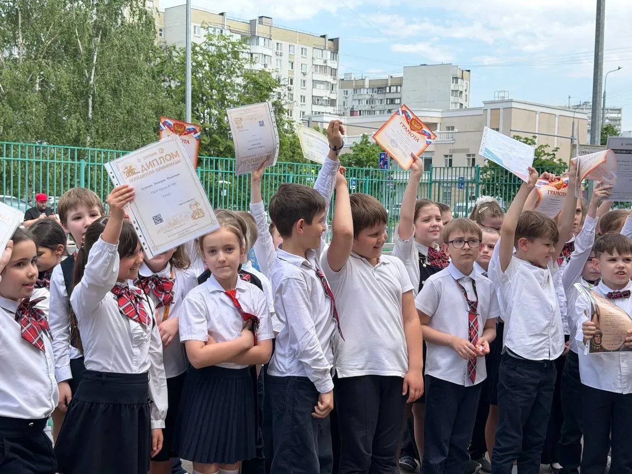 🏆 Итоговые линейки: праздник успеха и достижений!  Вот и подошёл к концу ещё один учебный год — врем
