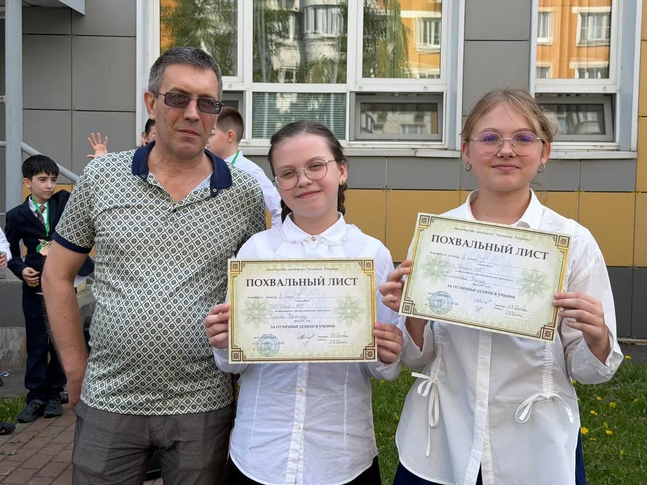 🏆 Итоговые линейки: праздник успеха и достижений!  Вот и подошёл к концу ещё один учебный год — врем