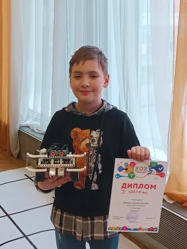 Наш ученик 4А класса Ярослав стал обладателем диплома победителя турнира «Робостеп Динамика 1» и дип