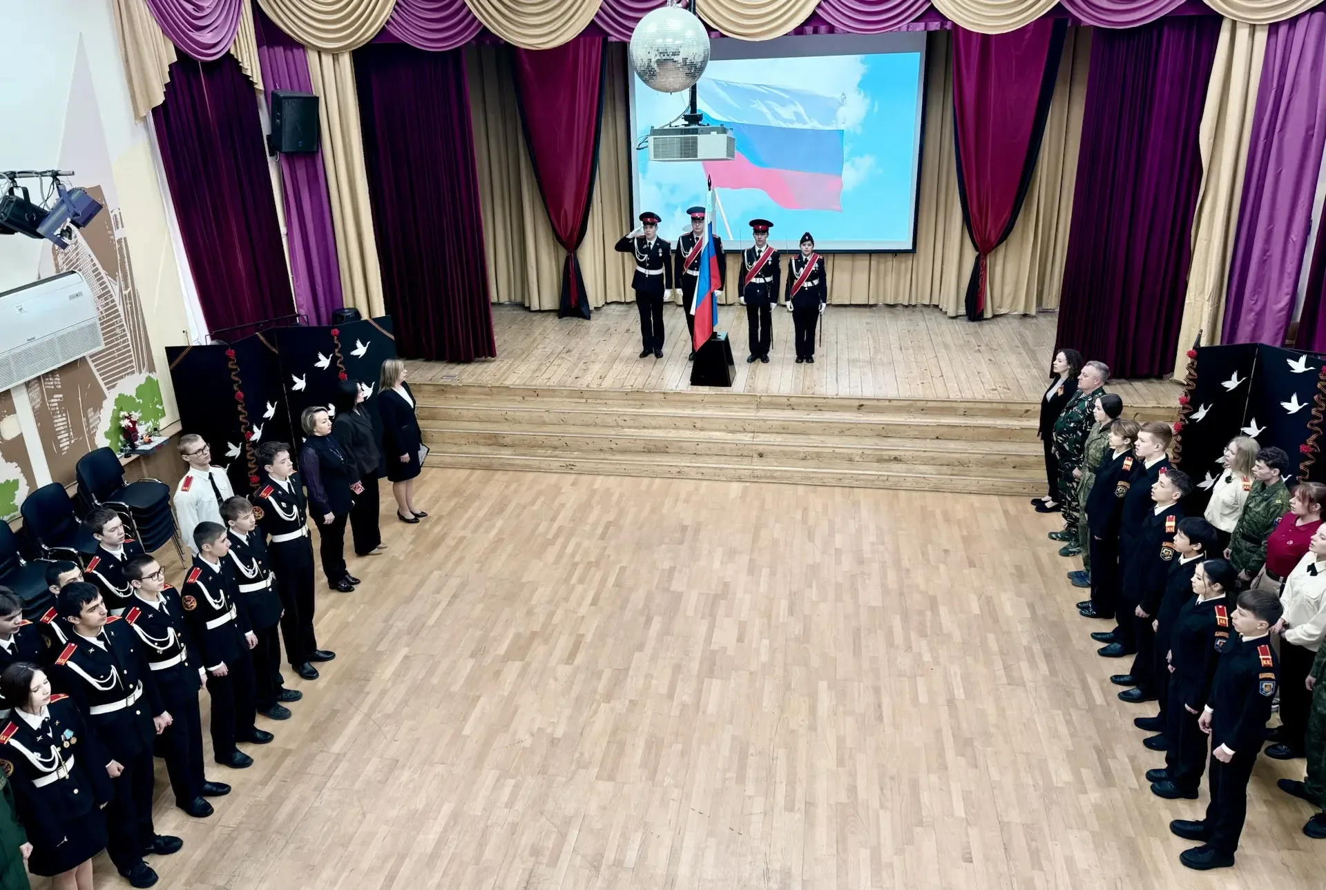 🇷🇺 Церемония поднятия Государственного Флага РФ  Сегодня в школе прошла традиционная линейка. Мы вме