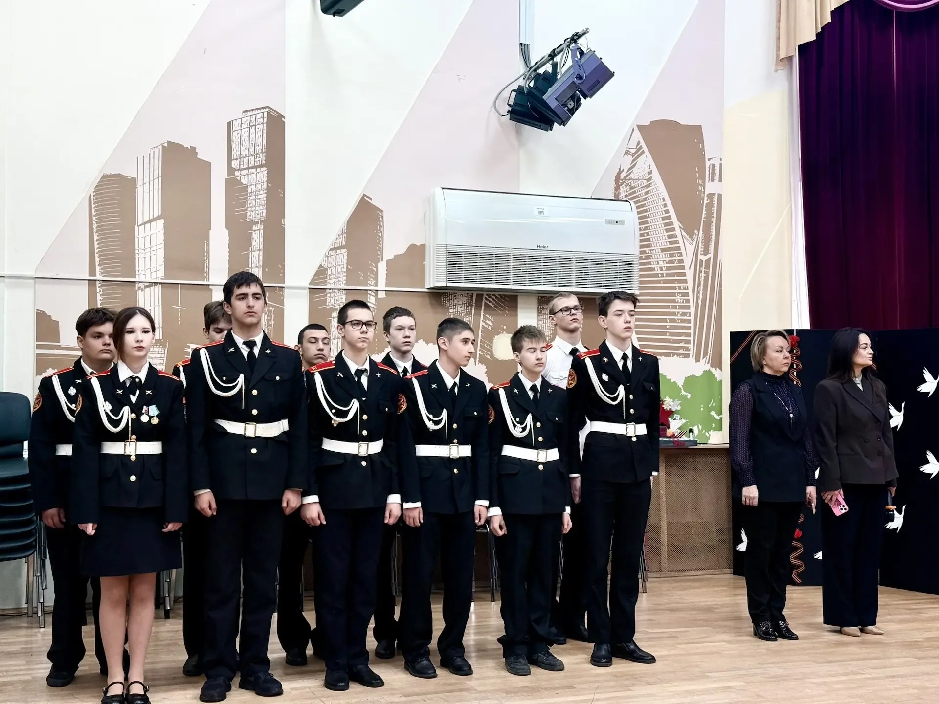 🇷🇺 Церемония поднятия Государственного Флага РФ  Сегодня в школе прошла традиционная линейка. Мы вме