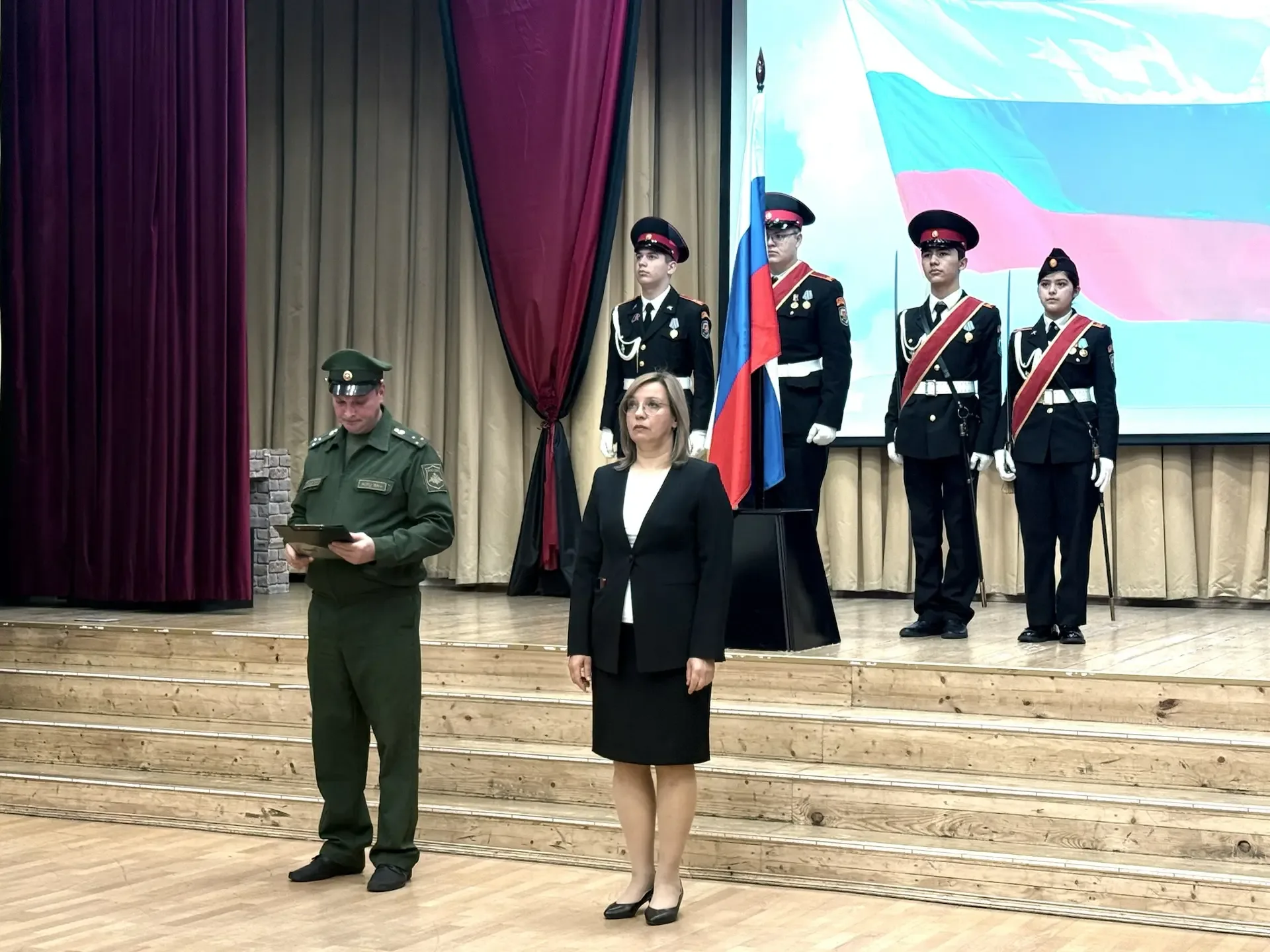 🇷🇺 Церемония поднятия Государственного Флага РФ  Сегодня в школе прошла традиционная линейка. Мы вме