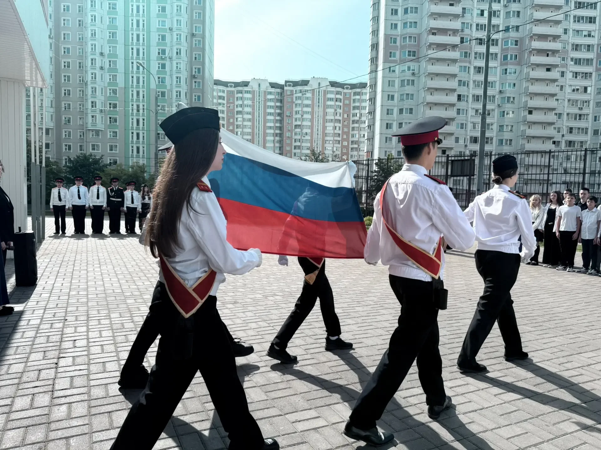 🇷🇺 Традиции, которые нас объединяют: главные события этого понедельника  Доброе утро, школа! Пусть э