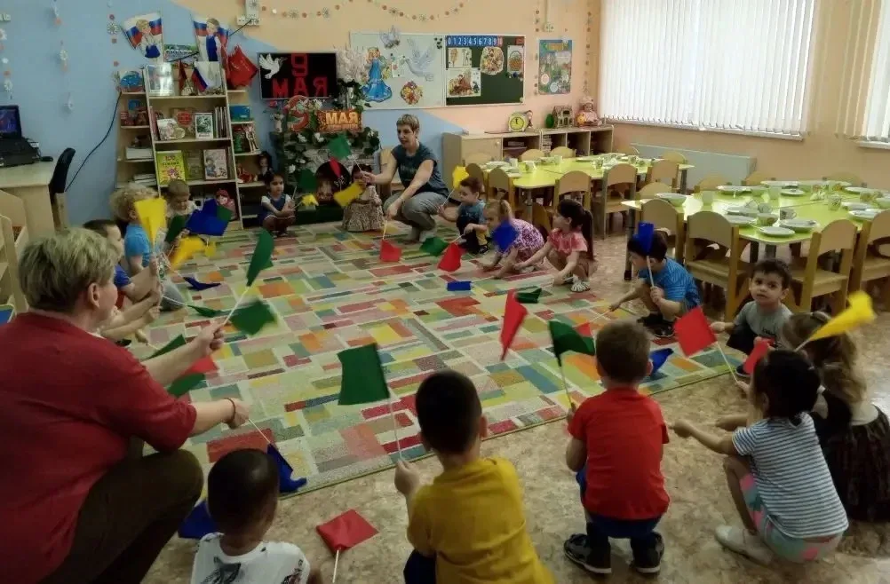 🌼 Весна, труд и майские праздники — в самой младшей группе!  Накануне первомайских праздников во 2 м