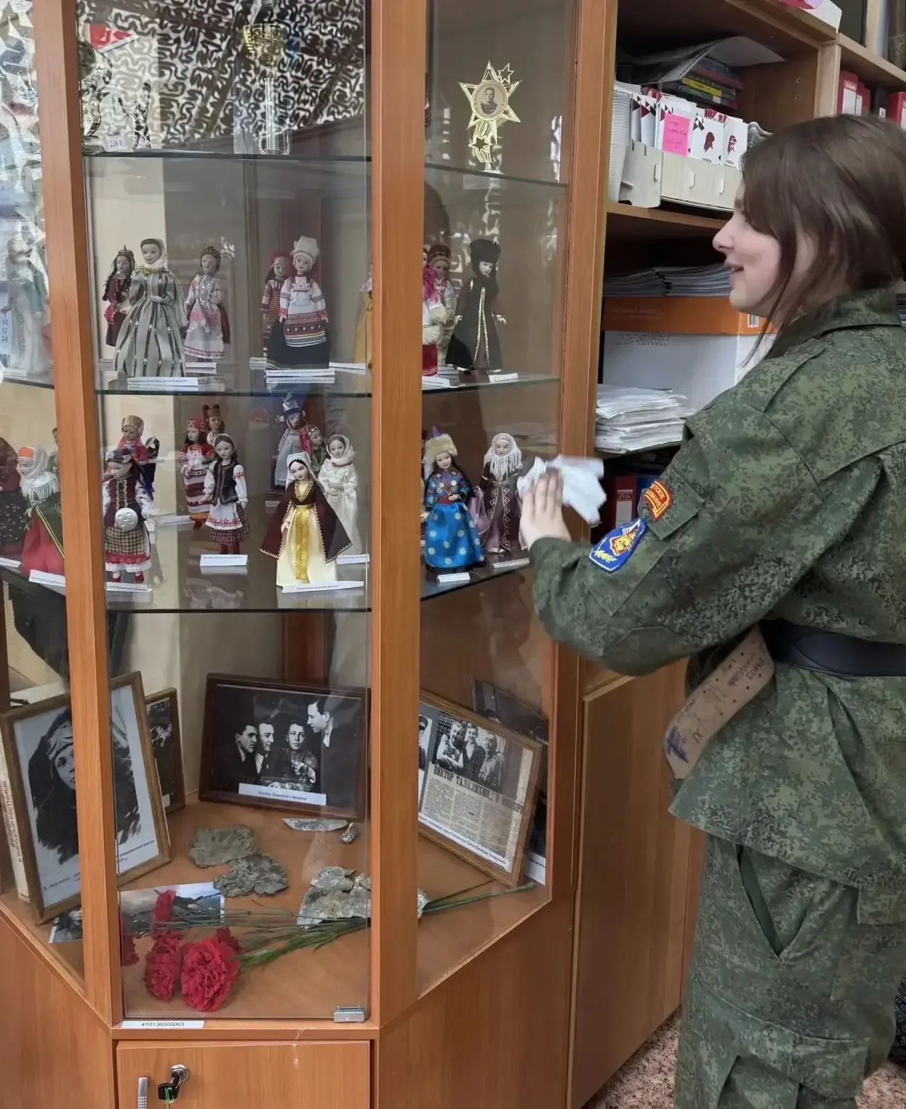 Заголовок: 🇷🇺 Забота о прошлом — вклад в будущее  В школьном музее прошёл настоящий «день заботы». У