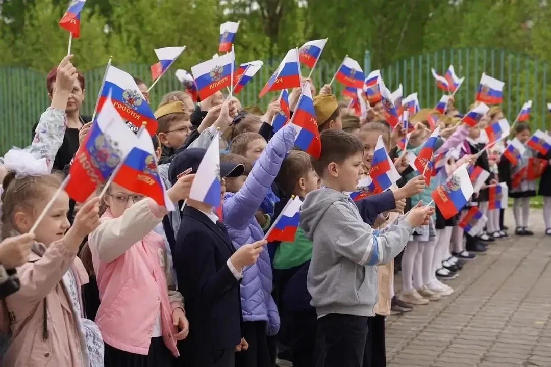 🇷🇺 Торжественная линейка в честь Дня Великой Победы!  В Учебном корпусе №13 прошла торжественная лин