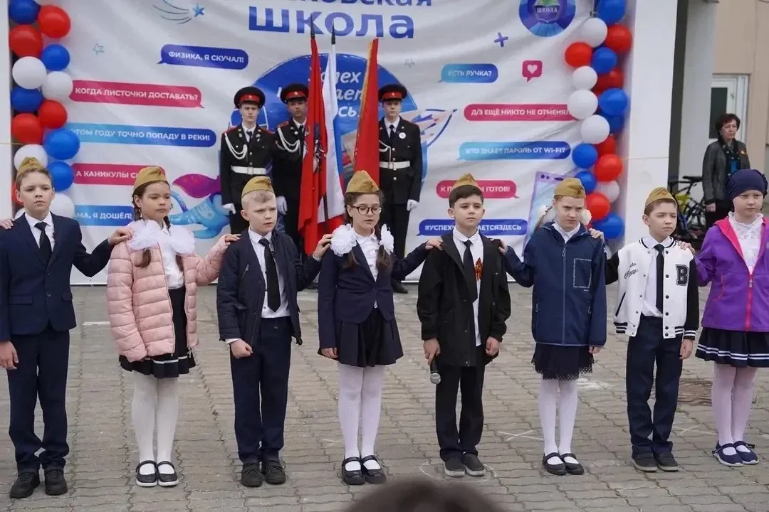🇷🇺 Торжественная линейка в честь Дня Великой Победы!  В Учебном корпусе №13 прошла торжественная лин