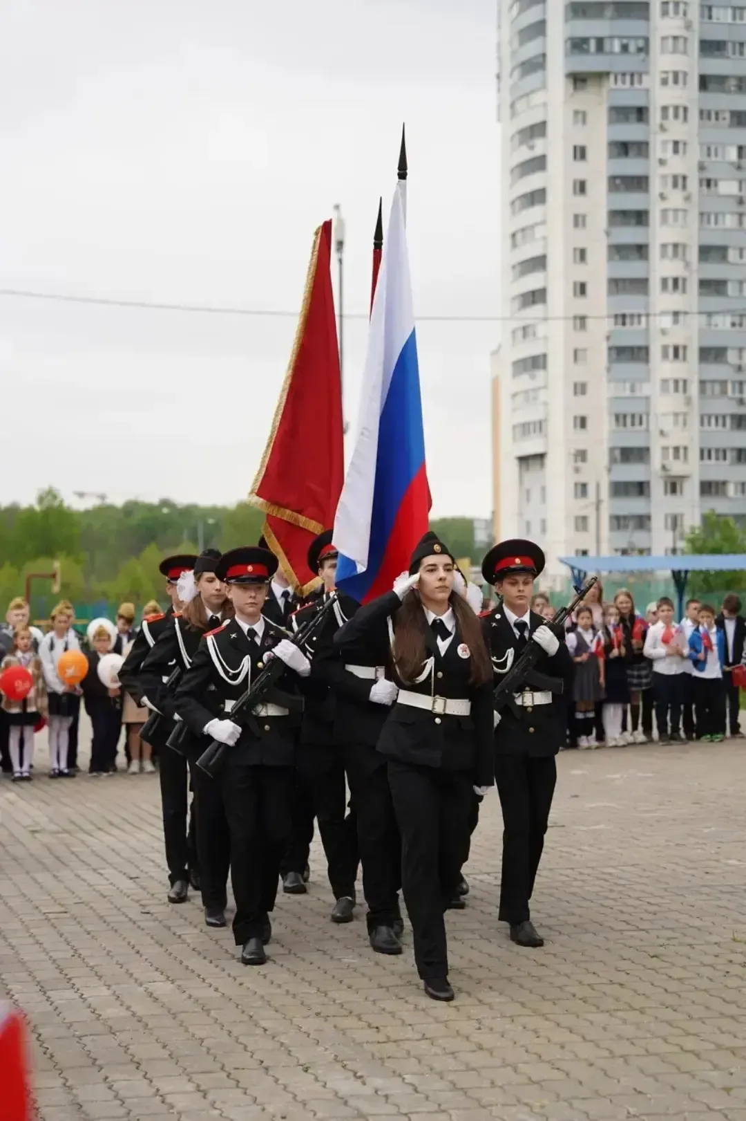 🇷🇺 Торжественная линейка в честь Дня Великой Победы!  В Учебном корпусе №13 прошла торжественная лин