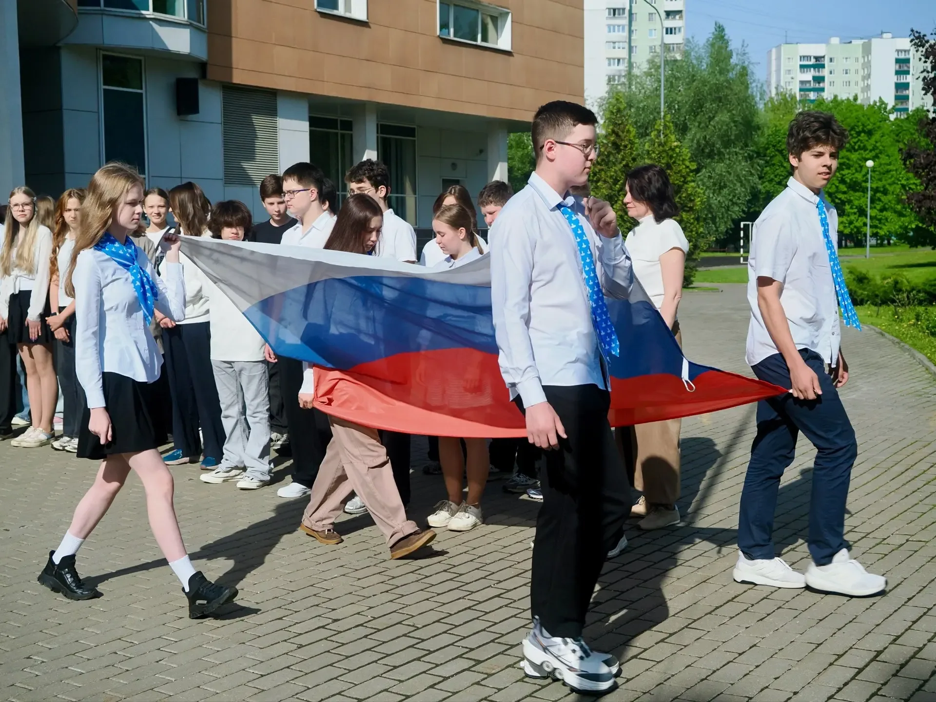 Всем привет!🚀 🇷🇺Стартовали в новую учебную неделю, которая началась с выноса Государственного флага 