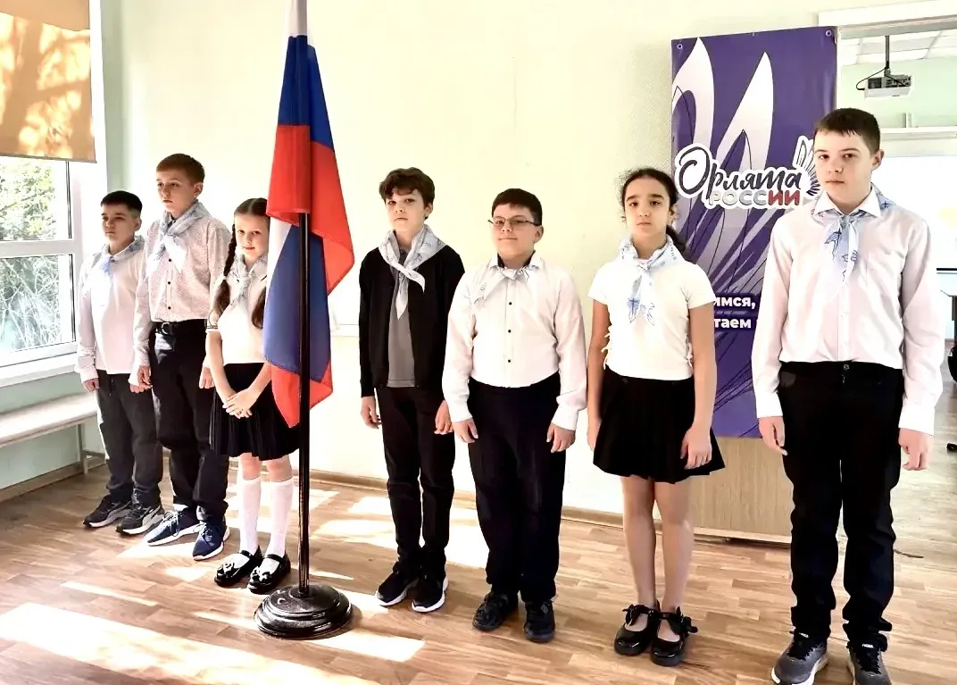 Всем привет!🚀 🇷🇺Стартовали в новую учебную неделю, которая началась с выноса Государственного флага 