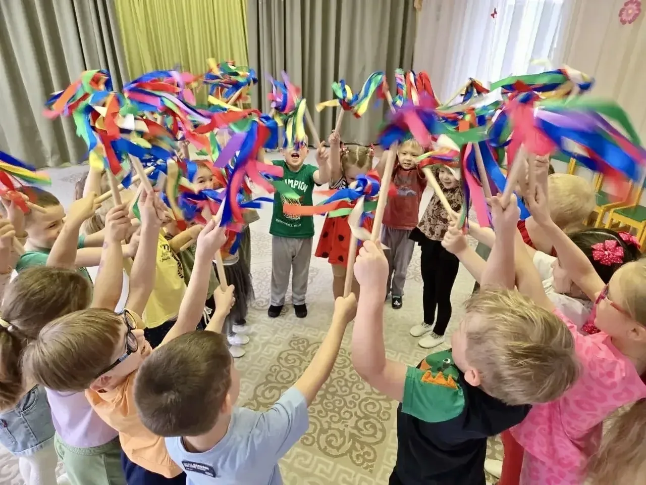 ТАНЦУЮТ ВСЕ! 💃Сегодня наши дошколята отметили Международный день танца.  🕺В дошкольных корпусах прош
