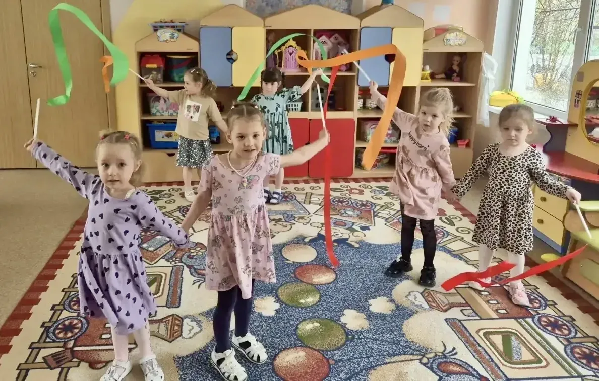ТАНЦУЮТ ВСЕ! 💃Сегодня наши дошколята отметили Международный день танца.  🕺В дошкольных корпусах прош