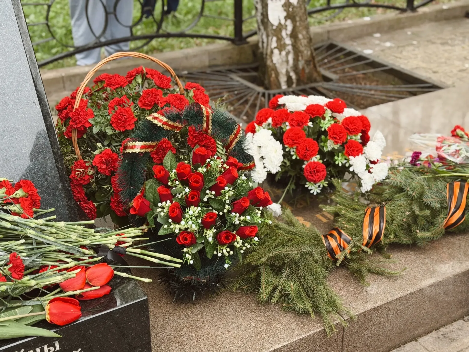 С ДНЁМ ПОБЕДЫ! 🎖️  Сегодня ученики и педагоги нашей школы приняли участие в торжественно-траурном ми