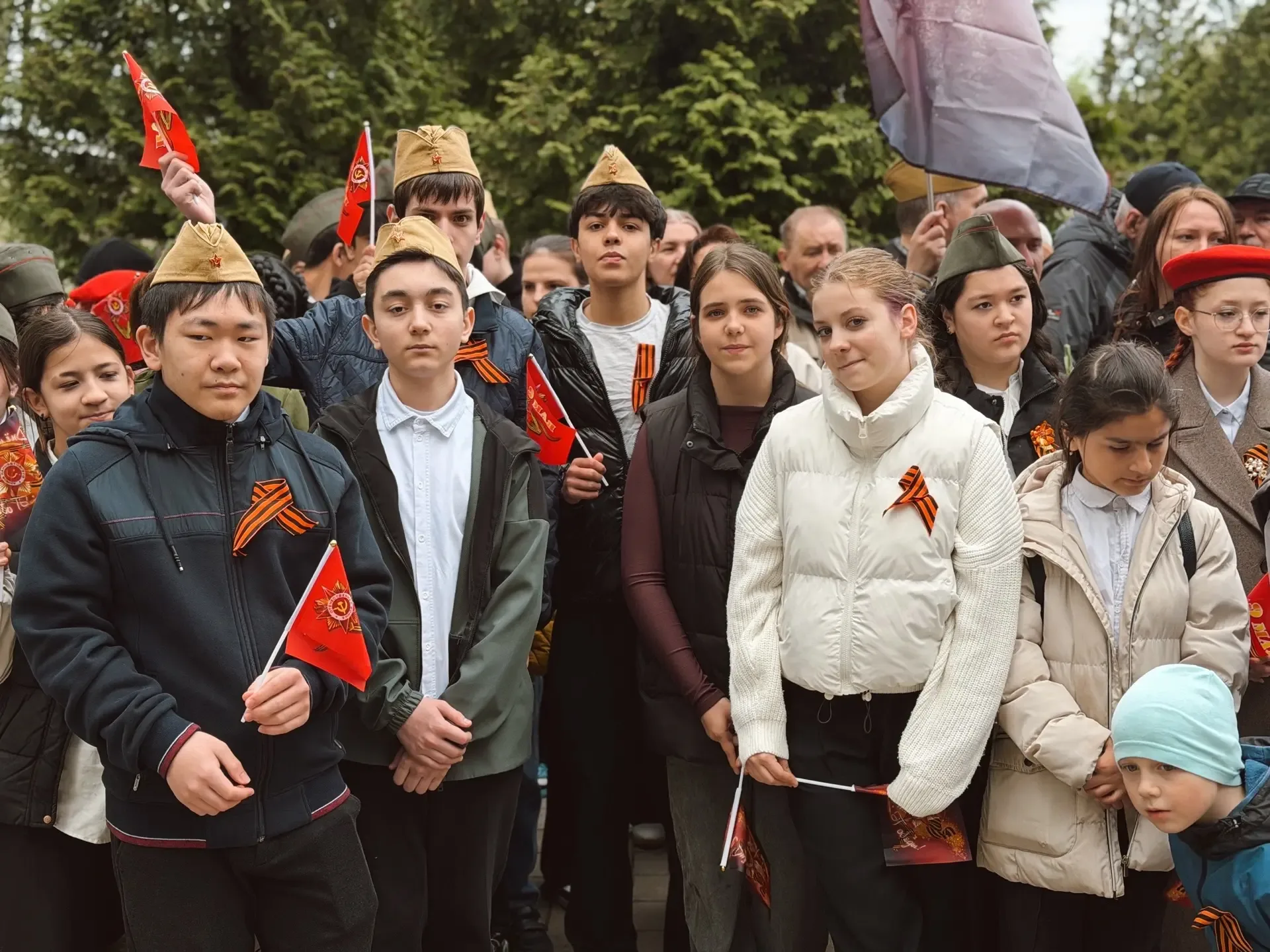 С ДНЁМ ПОБЕДЫ! 🎖️  Сегодня ученики и педагоги нашей школы приняли участие в торжественно-траурном ми