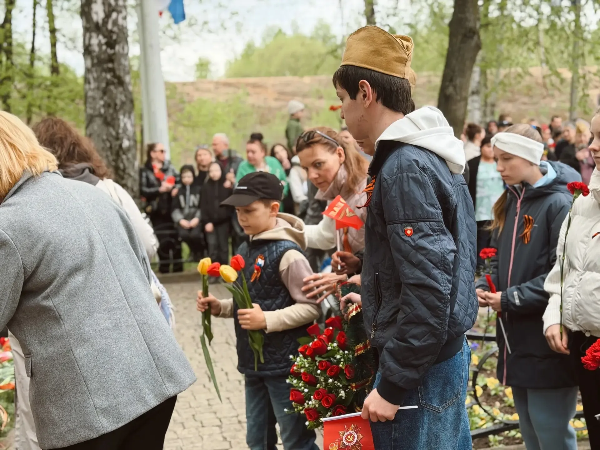 С ДНЁМ ПОБЕДЫ! 🎖️  Сегодня ученики и педагоги нашей школы приняли участие в торжественно-траурном ми