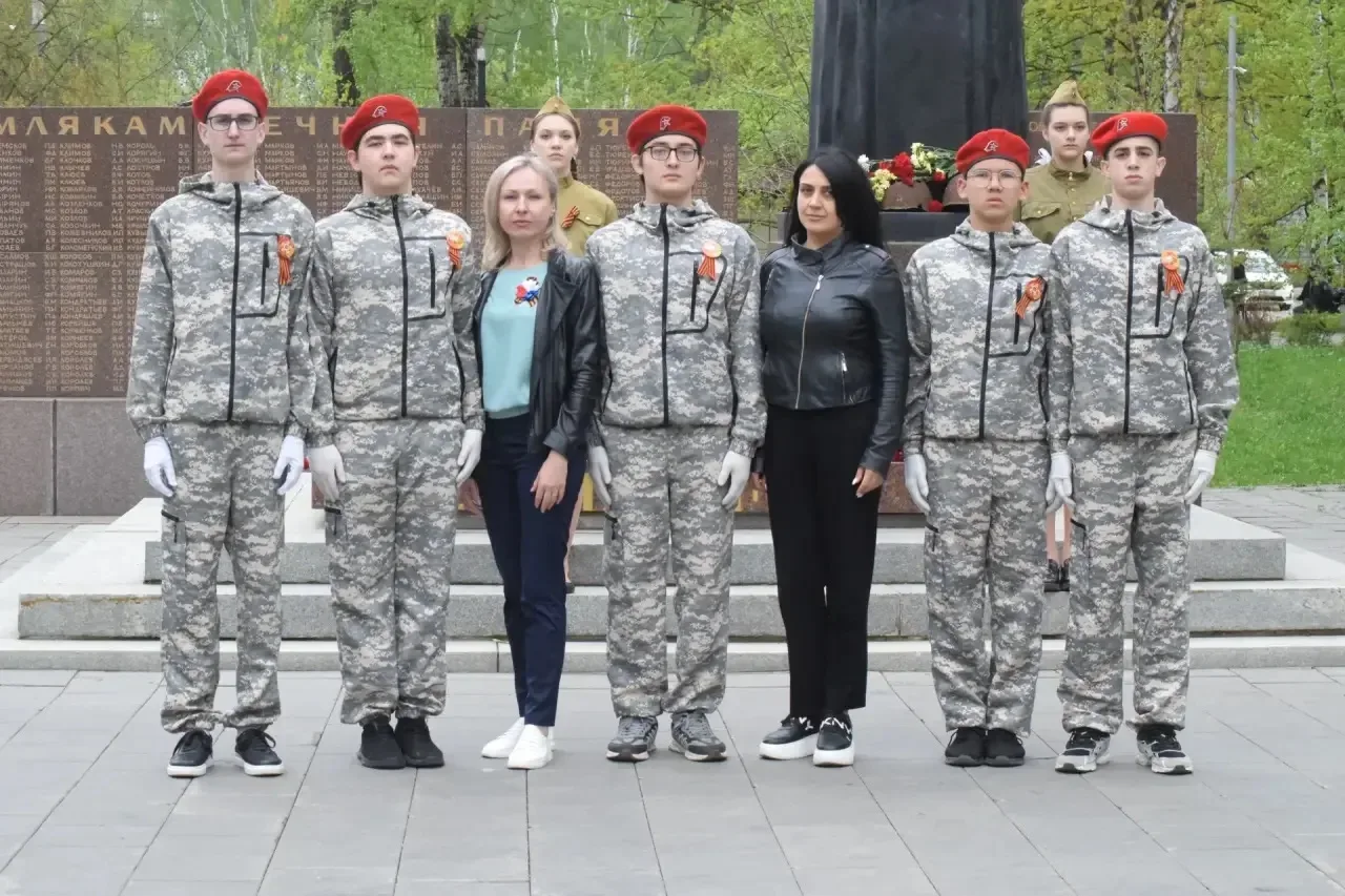 🪖 Сегодня отряд Юнармии «Витязи» МАОУ СОШ №17 несла Вахту Памяти в сквере им. П.Долгова у Мемориала 