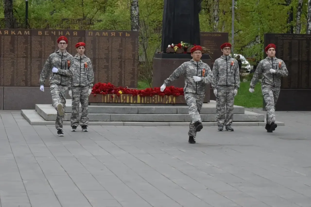 🪖 Сегодня отряд Юнармии «Витязи» МАОУ СОШ №17 несла Вахту Памяти в сквере им. П.Долгова у Мемориала 