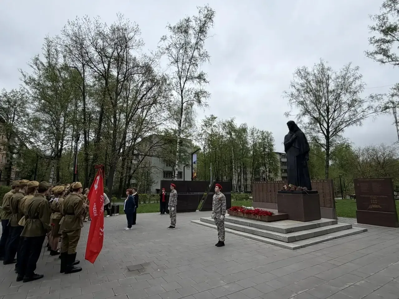 🪖 Сегодня отряд Юнармии «Витязи» МАОУ СОШ №17 несла Вахту Памяти в сквере им. П.Долгова у Мемориала 