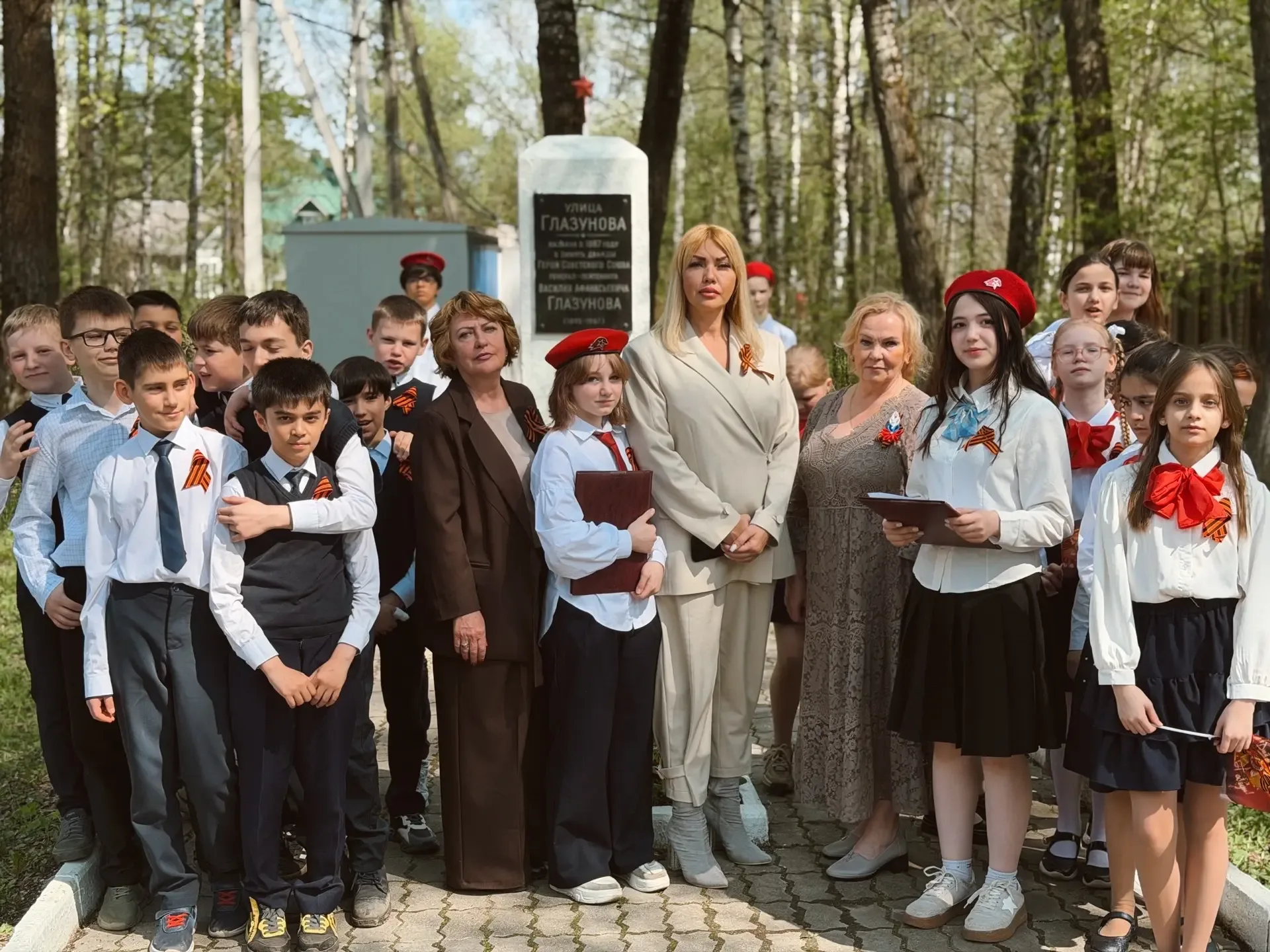 Память в сердцах поколений: наши ученики чтят подвиг героев! 🎗  7 мая, в преддверии Дня Великой Побе