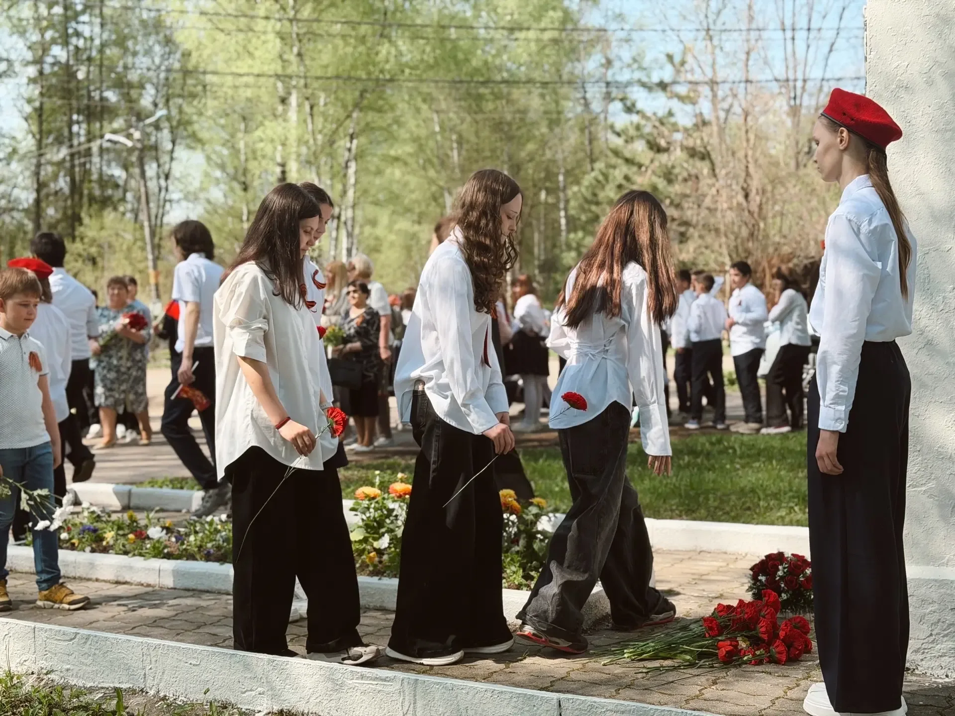 Память в сердцах поколений: наши ученики чтят подвиг героев! 🎗  7 мая, в преддверии Дня Великой Побе
