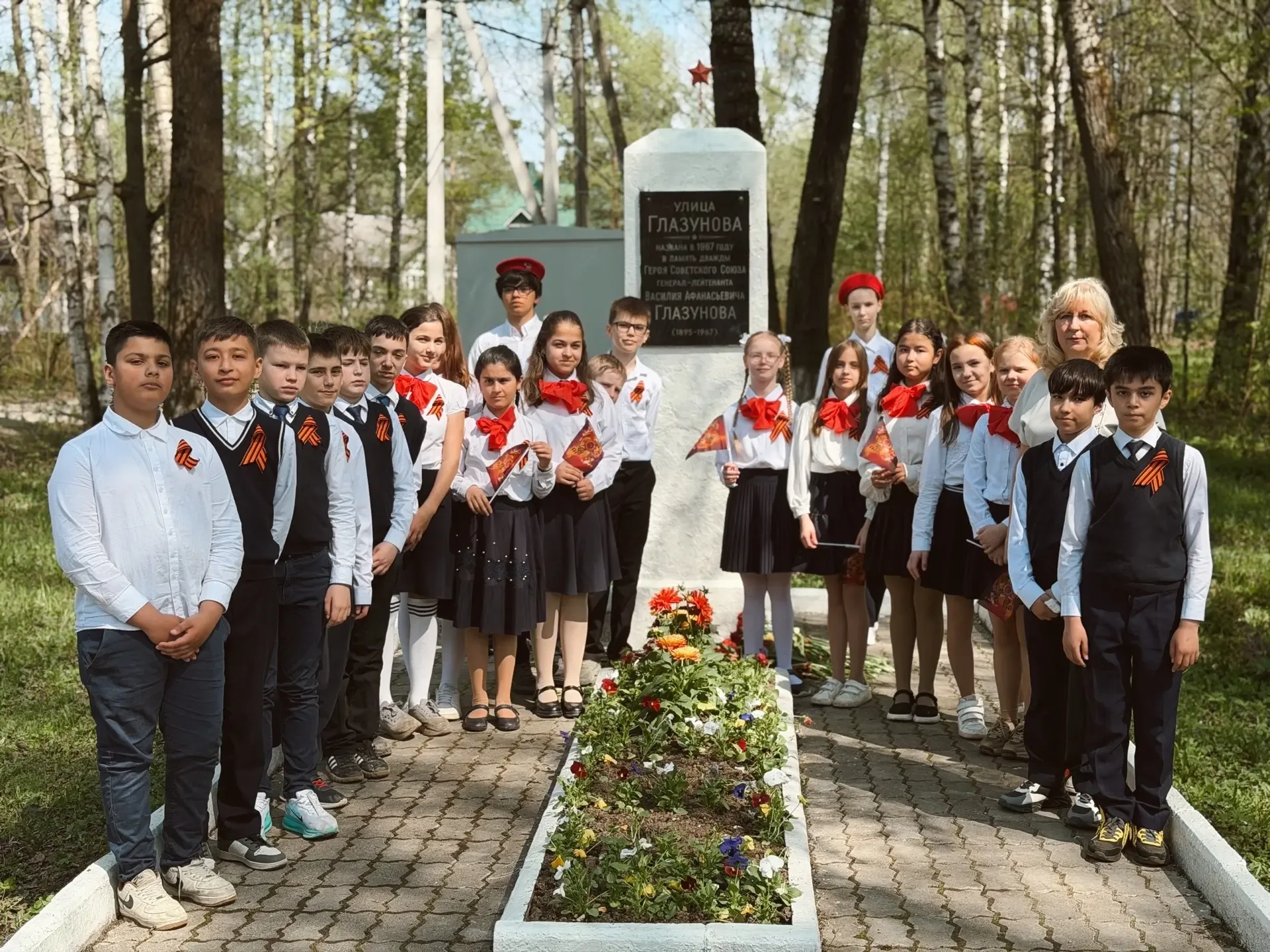 Память в сердцах поколений: наши ученики чтят подвиг героев! 🎗  7 мая, в преддверии Дня Великой Побе