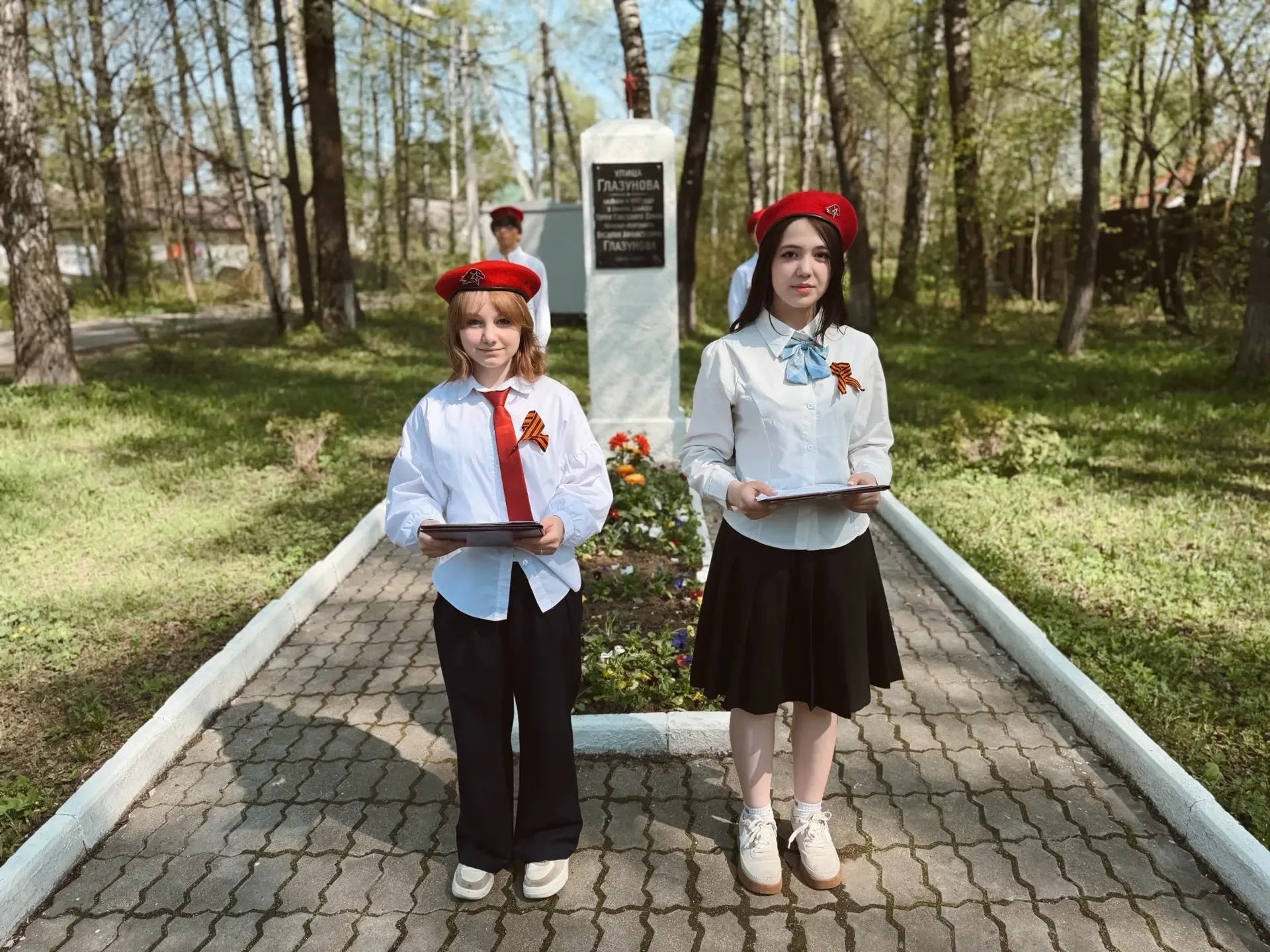 Память в сердцах поколений: наши ученики чтят подвиг героев! 🎗  7 мая, в преддверии Дня Великой Побе