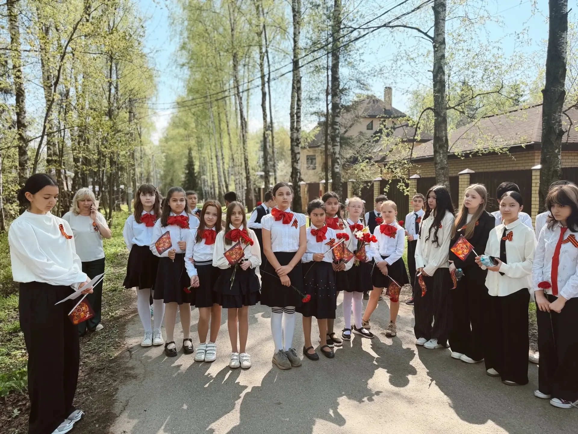 Память в сердцах поколений: наши ученики чтят подвиг героев! 🎗  7 мая, в преддверии Дня Великой Побе
