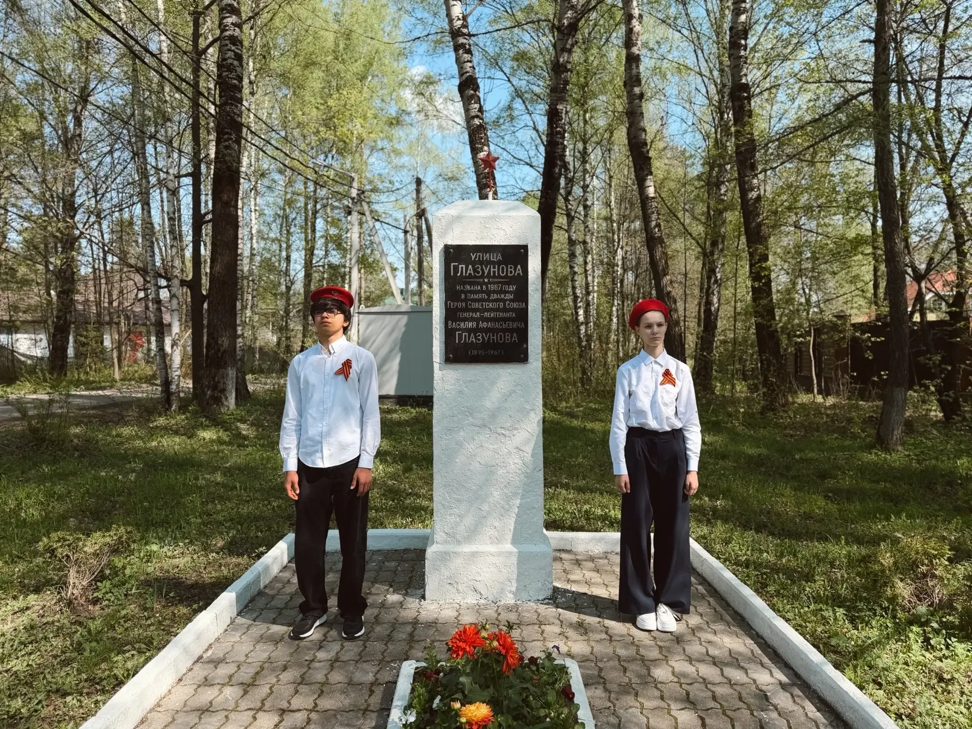 Память в сердцах поколений: наши ученики чтят подвиг героев! 🎗  7 мая, в преддверии Дня Великой Побе