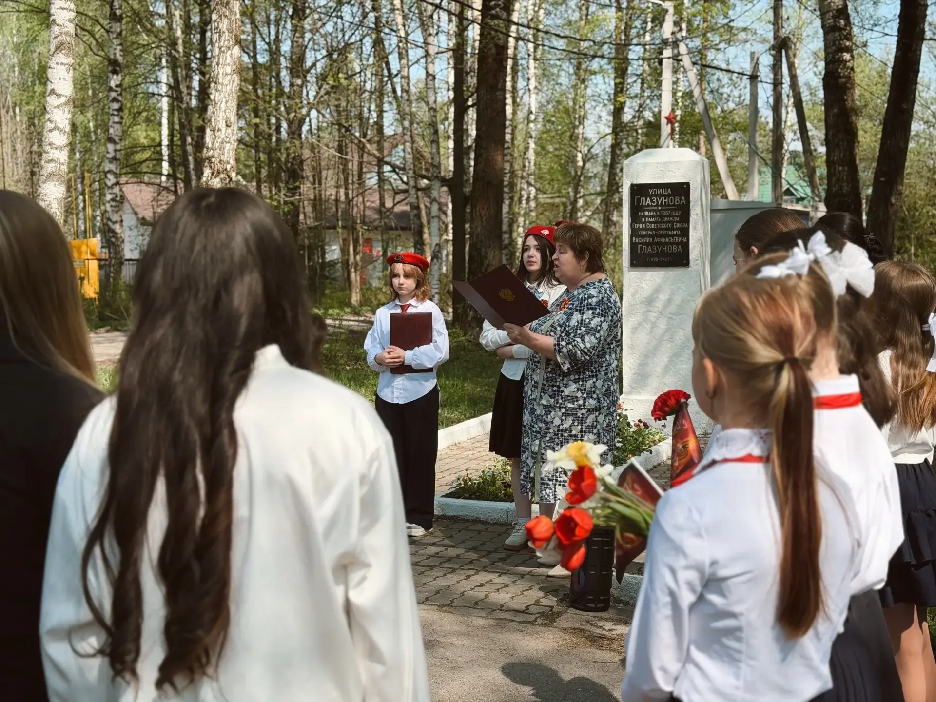 Память в сердцах поколений: наши ученики чтят подвиг героев! 🎗  7 мая, в преддверии Дня Великой Побе